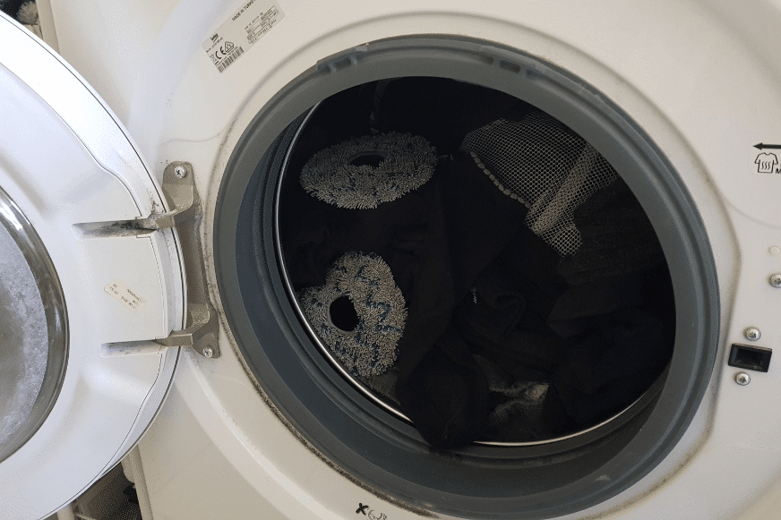 Die Wischmopps des Ecovacs Deebot X1 OMNI werden in der Waschmaschine gewaschen